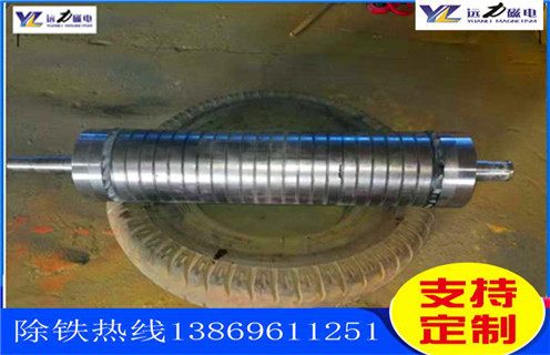 石英砂除鐵磁選機(jī)的性能特點(diǎn)_釩鈦鐵礦石英砂除鐵磁選機(jī)的性能特點(diǎn)型號(hào)參數(shù)及磁場(chǎng)強(qiáng)度，石英砂除鐵磁選機(jī)按磁場(chǎng)的強(qiáng)度分強(qiáng)磁除鐵機(jī)和低磁除鐵機(jī)，強(qiáng)磁除鐵機(jī)的磁場(chǎng)強(qiáng)度在12000高斯到15000高斯之間，低磁除鐵機(jī)的磁場(chǎng)強(qiáng)度在3000高斯左右。不同的礦物的則需要不同的選礦設(shè)備，結(jié)構(gòu)性質(zhì)的不同來(lái)選擇不同的磁場(chǎng)。遠(yuǎn)力磁電的磁選設(shè)備型號(hào)齊全，規(guī)格標(biāo)準(zhǔn)，質(zhì)量可靠，是廣大礦山公司的理想合作伙伴。 一、石英砂除鐵磁選機(jī)的性能特點(diǎn)_釩鈦鐵礦石英砂除鐵磁選機(jī)的性能特點(diǎn)型號(hào)參數(shù)及磁場(chǎng)強(qiáng)度 石英砂除鐵磁選機(jī)是一種永磁除鐵器，采用超強(qiáng)稀土永磁釹鐵硼作為磁源，磁笥能穩(wěn)定，磁路設(shè)計(jì)獨(dú)特，此除鐵器磁力強(qiáng)，磁場(chǎng)梯度高，吸力遠(yuǎn)大于國(guó)標(biāo)除鐵器;具有自動(dòng)糾偏功能的腰鼓形滾筒，全密封鑄鋼軸承座，保證除鐵器在各種惡劣環(huán)境下長(zhǎng)期無(wú)故障工作。其廣泛應(yīng)用于煤礦、碼頭、火力發(fā)電、水泥、建材等行業(yè)。 二、石英砂除鐵磁選機(jī)的性能特點(diǎn)_釩鈦鐵礦石英砂除鐵磁選機(jī)的性能特點(diǎn)型號(hào)參數(shù)及磁場(chǎng)強(qiáng)度性能特點(diǎn): 1、采用計(jì)算機(jī)模擬磁路設(shè)計(jì)，磁場(chǎng)分布不合理，透磁深度大。 2、除鐵器本體比電磁除鐵器簡(jiǎn)化，不需勵(lì)磁電源，不需冷卻系統(tǒng)。 3、省電節(jié)能，故障率低。 4、操作簡(jiǎn)單，運(yùn)行安全可靠
