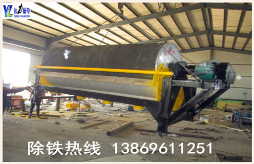 永磁筒式磁選機(jī)多少錢(qián),永磁筒式磁選機(jī)在磁性物質(zhì)的選別中占據(jù)著重要的地位,是選別磁鐵礦的關(guān)鍵設(shè)備.很多選礦廠(chǎng)都必備永磁筒式設(shè)備,主要是因?yàn)樗墓ぷ餍矢?質(zhì)量可靠物美價(jià)廉.