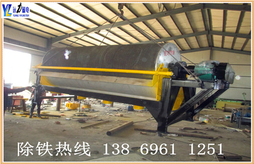 CTB永磁筒式磁選機(jī)的組成 CTB永磁筒式磁選機(jī)由永磁圓筒.槽體.均勻布料器.機(jī)架.傳動(dòng)裝置.磁系調(diào)整裝置.精礦槽.尾礦槽等組成,針對(duì)大磁包角設(shè)計(jì)的特殊結(jié)構(gòu)槽體設(shè)置了進(jìn)礦口.溢流口.粗顆粒排出孔.精礦口以及精礦漂洗水管.在卸礦區(qū)域設(shè)置噴淋管, 可減少精礦夾雜,提高精礦品位.礦漿從溢流口排出后沿軸向均勻分布, 特別設(shè)置的篩板又能避免粗顆粒及雜物進(jìn)入槽體 二.CTB永磁筒式磁選機(jī)價(jià)格影響因素 永磁筒式設(shè)備大大提高了磁選機(jī)的處理能力, 為新建或改擴(kuò)建大型鐵礦選礦廠(chǎng)的設(shè)備選型提供了更多的選擇.筒式磁選機(jī)比較價(jià)格比較便宜,幾千到幾萬(wàn)的都有,根據(jù)處理量的不同來(lái)具體定價(jià).