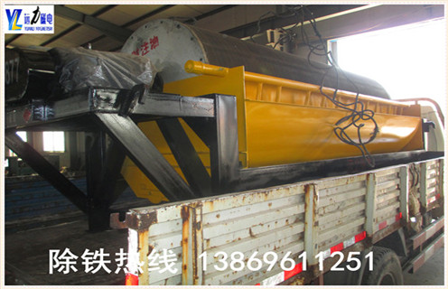 拋丸機(jī)永磁筒式磁選機(jī)工作原理：  　　經(jīng)原料礦石篩選后由進(jìn)料器從干式磁選機(jī)的頂部,通過料斗連接,在流動到頂部的輥?zhàn)铀蓜?狀態(tài)下降時(shí),鐵磁性材料通過重力和磁力,快速落在滾筒上,并吸附在滾筒表面.  　　非磁性有色金屬材料在重力作用下落在磁性材料的外面.這些材料隨著筒體的旋轉(zhuǎn),非磁性材料在重力作用下從氣缸下落,在滑槽中.含鐵磁性材料吸附在圓筒的表面上并繼續(xù)旋轉(zhuǎn),直到其不具有磁力.材料從帶式輸送機(jī)排出,并最終分成含鐵材料和無鐵材料.  　　3.拋丸機(jī)永磁筒磁選機(jī)實(shí)驗(yàn)  　　濰坊遠(yuǎn)力磁電配備各類選礦實(shí)驗(yàn)的磁選設(shè)備,型號齊全,優(yōu)質(zhì)低價(jià),可定制,并且公司成立了大型選礦實(shí)驗(yàn)室,可以普通的金屬礦物和非金屬礦物加工在機(jī)器上和實(shí)驗(yàn)室為客戶分析其成份,并為客戶推薦客戶使用相關(guān)型號.