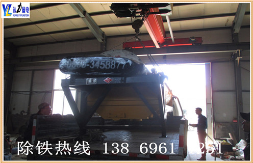為什么普通型干式磁選機的跑尾情況比較高,濰坊遠(yuǎn)力磁電生產(chǎn)的干式磁選機具有磁系設(shè)計結(jié)構(gòu)先進(jìn).整機重量輕.運轉(zhuǎn)快速可靠.而且維修方便.干式磁選機非常適用于干旱缺水地區(qū), 這樣不僅能夠節(jié)省水資源,而且能夠為客戶降低選礦成本,為超貧磁鐵礦開采和利用開辟了一條新途徑.?