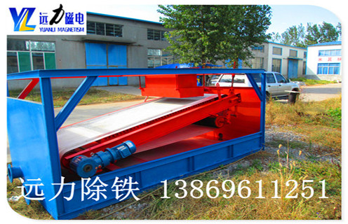 帶式平板磁選機(jī)采用優(yōu)質(zhì)除鐵磁選機(jī)皮帶 ,遠(yuǎn)力平板磁選機(jī)這幾年的進(jìn)步很多客戶都有目共睹,它從簡(jiǎn)易的結(jié)構(gòu)發(fā)展成為智能的.高效的.節(jié)能的優(yōu)質(zhì)設(shè)備,解決了很多弱磁性礦物的除鐵難題.遠(yuǎn)力平板磁選機(jī)逆水行舟,強(qiáng)勢(shì)來襲,工作效率大步提升,除鐵提純精度高,是高效除鐵設(shè)備的代表. 1.遠(yuǎn)力平板磁選機(jī)的性能優(yōu)勢(shì): ■整機(jī)完成粗篩分.磁選作業(yè),優(yōu)化選礦作業(yè)流程. ■主體磁選設(shè)備采用稀土制釹鐵硼強(qiáng)磁與鐵氧體組成復(fù)合磁系,磁感應(yīng)強(qiáng)度高,磁場(chǎng)作用深度大. ■體積小,在經(jīng)常拖動(dòng)設(shè)備的情況下使用更方便. ■運(yùn)行穩(wěn)定,能適應(yīng)惡劣環(huán)境下能長時(shí)間連續(xù)工作. ■磁滾筒表面加裝耐磨不銹鋼筒皮,保證更長的設(shè)備使用壽命. ■ 結(jié)構(gòu)簡(jiǎn)單. 處理量大,回收率高,節(jié)能環(huán)保.操作方便.易于維護(hù)等優(yōu)點(diǎn).