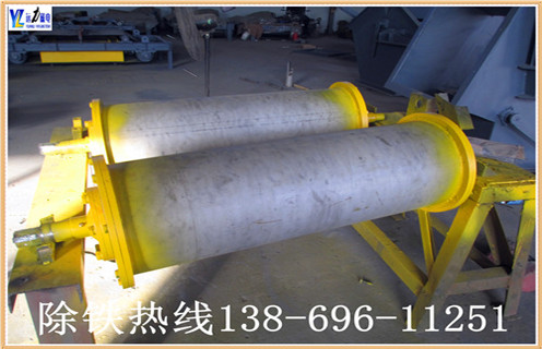 1.干式永磁滾筒采用人民共和國機械工業(yè)標準“JB / 7895-1999”,采用稀土復合磁性系統,并采用高強度膠(J-39)粘結和環(huán)氧灌注,磁性表面用不銹鋼加強膠膠掛膠,不脫落.氣缸兩端的密封墊圈涂有塑料密封,確保無水;整體采用先進的技術和合理的結構.經過特殊設計,使的磁場強度分布更為合理,分選效果更明顯. 2.此碎鋼磁選機永磁筒體機身通過特殊設計,不易堵塞材料,運行材料.通過半逆流類型.