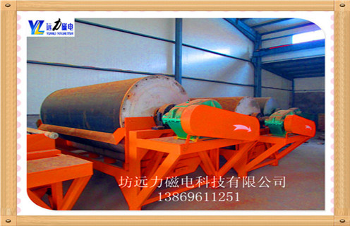 1.干式磁性金屬隔板磁選機產(chǎn)品說明：(磁性360°磁性系統(tǒng)包裝)  　　是上部的組合流到礦井模型,礦石通過材料通過磁場板區(qū)域進入礦漿區(qū),磁性礦物吸附在磁輥表面旋轉(zhuǎn)到達濃縮區(qū),刷子將吸附在磁輥表面的磁性礦毛刷上,在高壓水射流落入濃縮桶時,部分磁性顆粒不吸附非磁性礦物顆粒和磁性弱礦石顆粒從下游磁輥下方的排出口排出,進入下一級再選擇,以達到分選的目的.  　　2.濰坊干式磁選機特點：  　　金屬選礦選機對強磁選.在磁性.弱磁共存礦物具有顯著的分離效果,可以一次性分離各種礦物的磁性分離,最終水平根據(jù)需要,可以方便快捷地濃縮或尾礦檢查.  　　3.濰坊干式磁選機適用范圍：  　　a.赤鐵礦.假赤石.鏡鐵.褐鐵礦.菱鐵礦.錳.鉻鐵礦等.  　　b.原生鈦鐵礦,海濱砂,原生金紅石,黑鎢礦等有色金屬粗選.  　　c.主要用于優(yōu)良磁性礦物的選擇和分選.  　　干式選礦磁選機產(chǎn)品廣泛應(yīng)用于電力,水泥,礦山,煤炭,鋼鐵,冶金,建材,磚,食品等行業(yè),遠(yuǎn)力磁電在全國各地均設(shè)有辦事處.在開發(fā)和拓展新市場開發(fā)和推廣獨立品牌,力爭成為中國機械行業(yè)的領(lǐng)導(dǎo)者